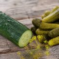 Concombre et cornichon : différences, culture et usages en cuisine