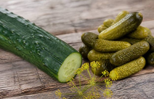 Concombre et cornichon : différences, culture et usages en cuisine