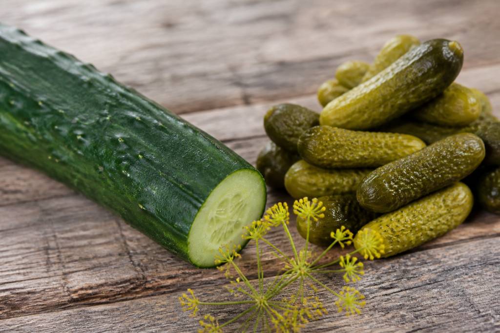 Concombre et cornichon : différences, culture et usages en cuisine