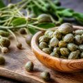 Capers : origine, bienfaits et utilisations en cuisine