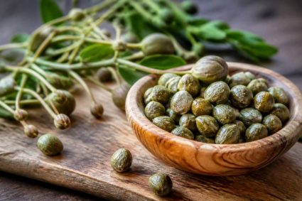 Capers : origine, bienfaits et utilisations en cuisine