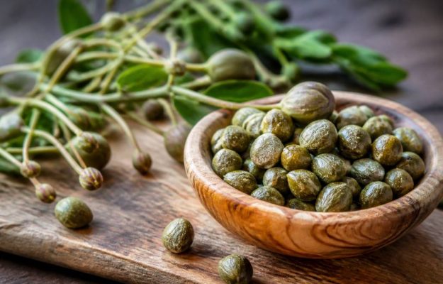 Capers : origine, bienfaits et utilisations en cuisine